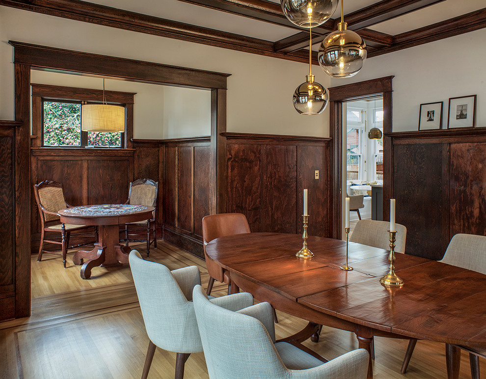 Ispirazione per una sala da pranzo american style chiusa e di medie dimensioni con parquet chiaro, pareti bianche e pavimento beige