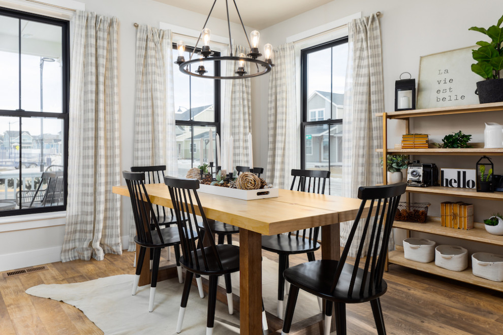 Esempio di una grande sala da pranzo aperta verso la cucina country con pareti grigie, pavimento in vinile e pavimento marrone