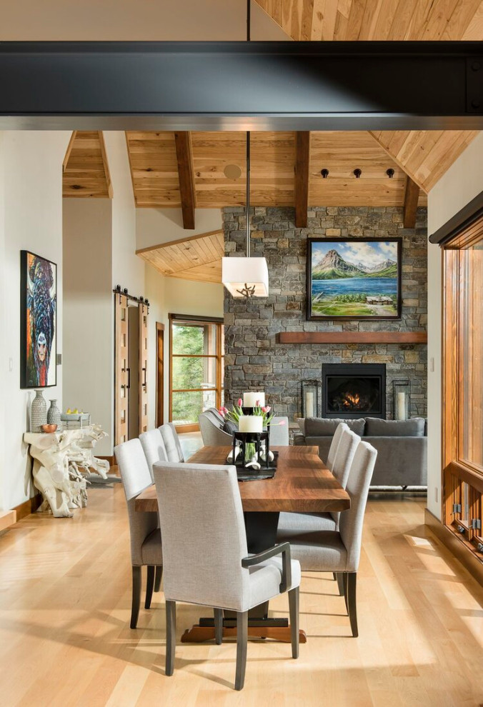 Foto di una sala da pranzo aperta verso il soggiorno stile rurale con pareti bianche, parquet chiaro, pavimento beige, soffitto a volta e soffitto in legno