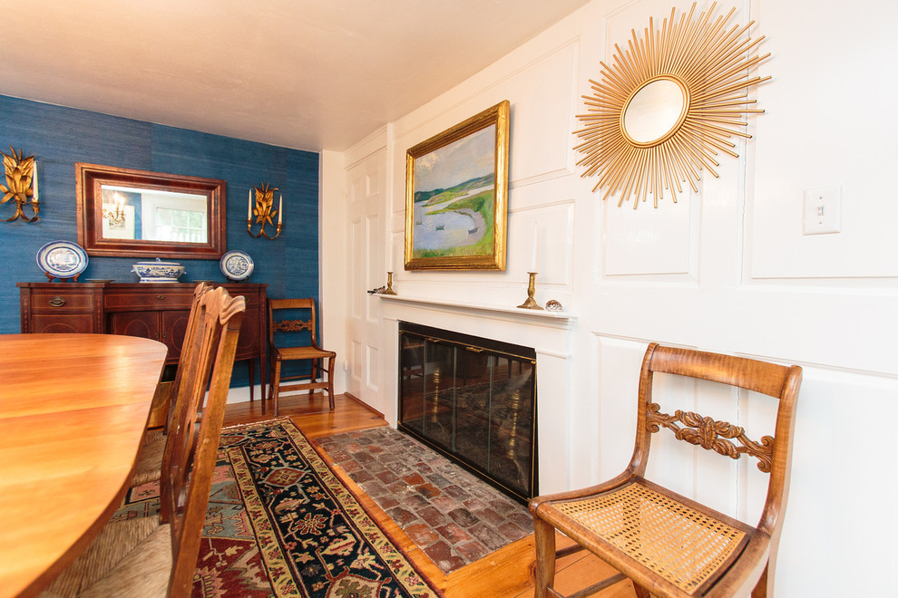 Réalisation d'une grande salle à manger tradition fermée avec un mur bleu, un sol en bois brun, une cheminée standard et un manteau de cheminée en bois.
