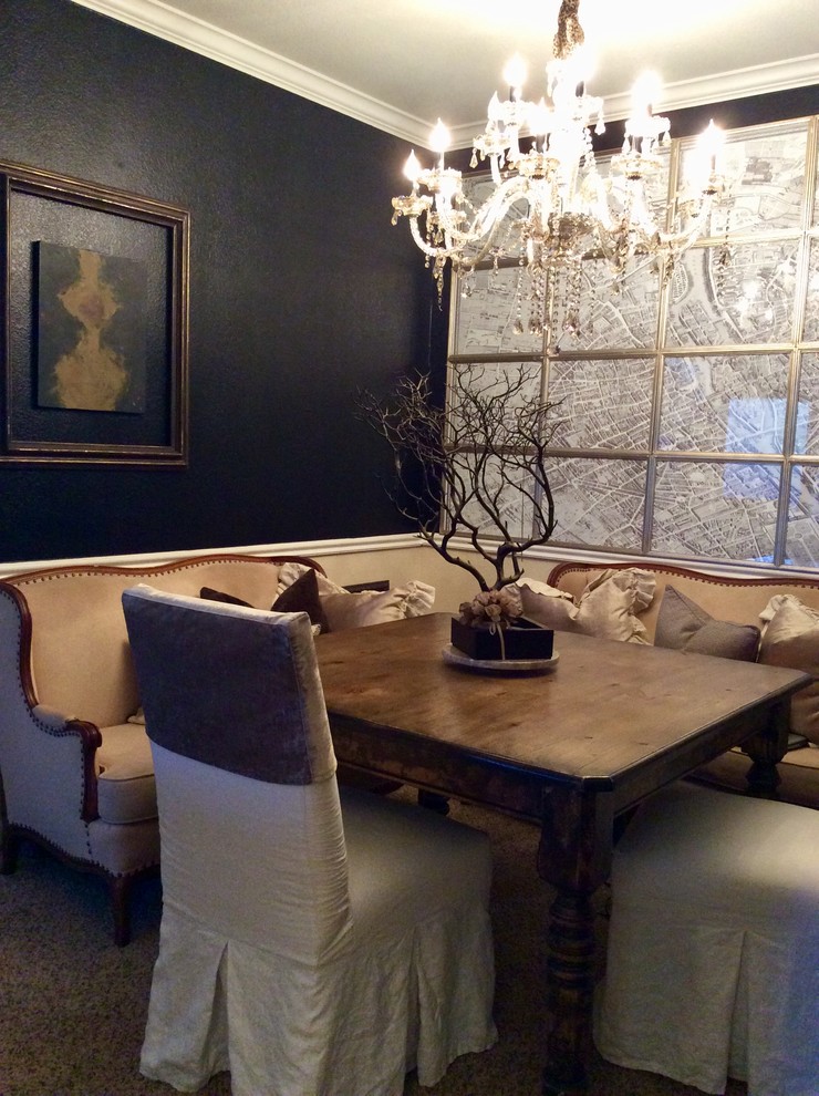 Пример оригинального дизайна: столовая среднего размера в стиле неоклассика (современная классика) с черными стенами, ковровым покрытием и бежевым полом