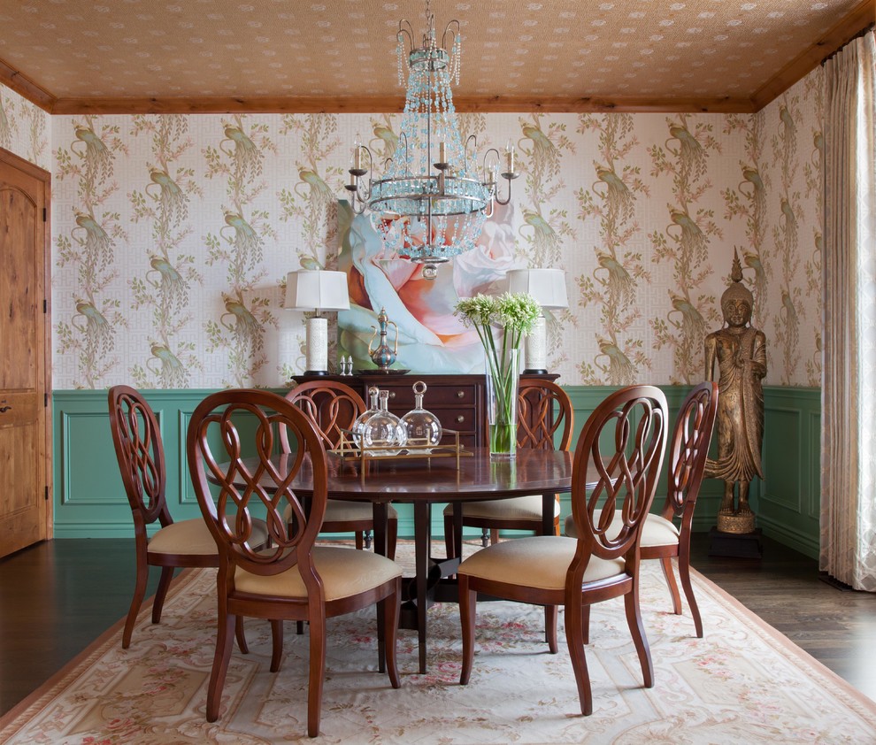 Foto de comedor clásico con paredes multicolor y suelo de madera oscura