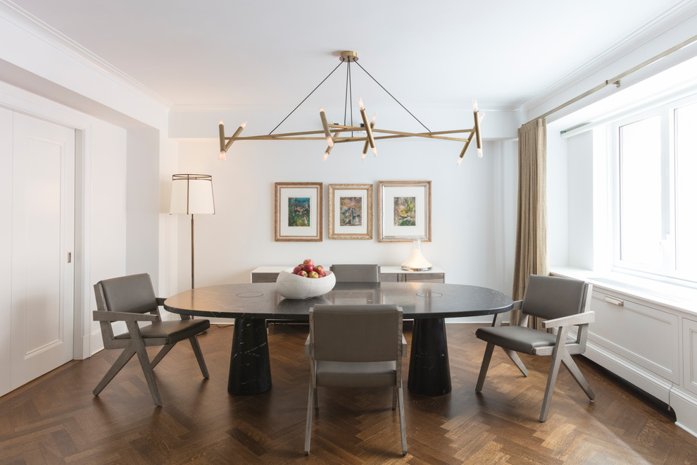 Esempio di una sala da pranzo classica di medie dimensioni con pareti bianche, parquet scuro e pavimento marrone