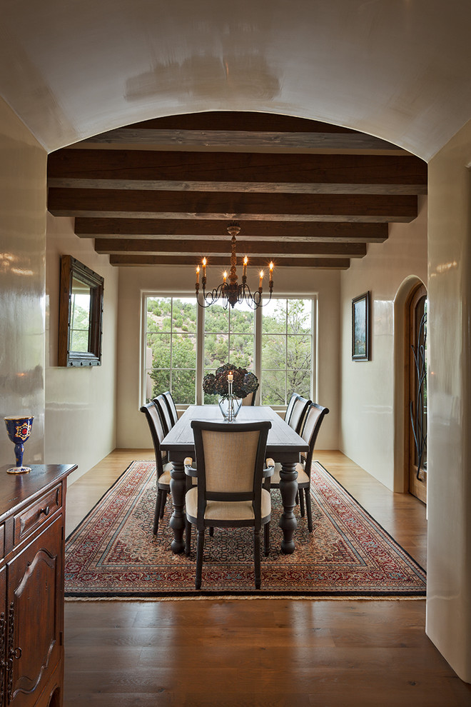 Immagine di una sala da pranzo american style con pareti beige e pavimento in legno massello medio