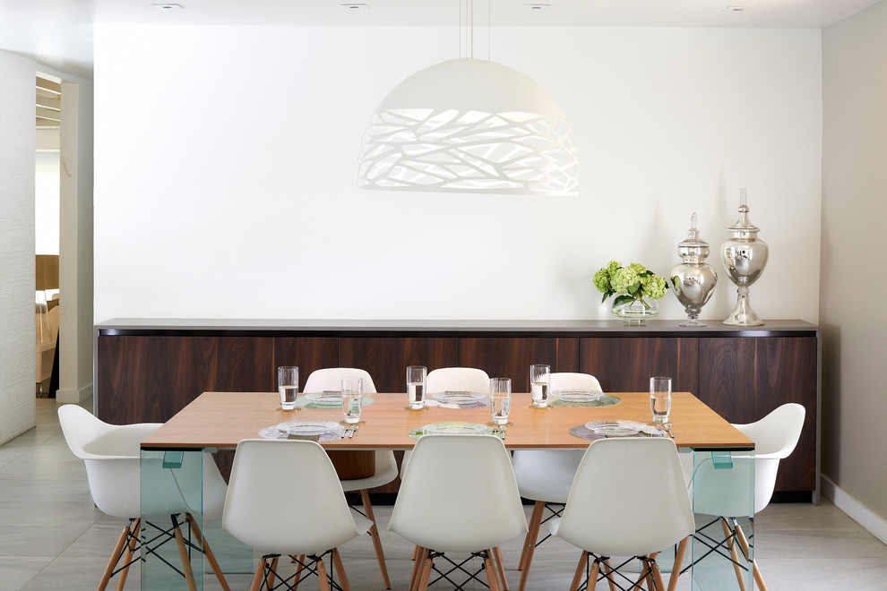 Cette image montre une salle à manger design avec un mur blanc et un sol en carrelage de céramique.