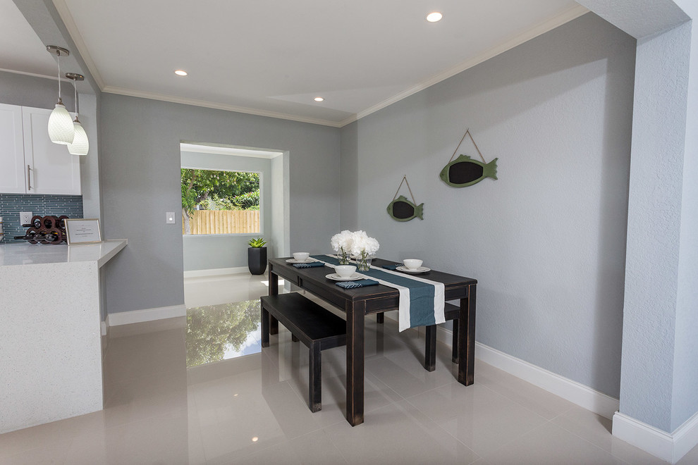 Immagine di una sala da pranzo aperta verso la cucina minimal di medie dimensioni con pareti blu, pavimento in linoleum, nessun camino e pavimento beige
