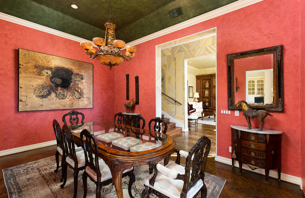 На фото: большая отдельная столовая в стиле рустика с красными стенами, темным паркетным полом и коричневым полом с