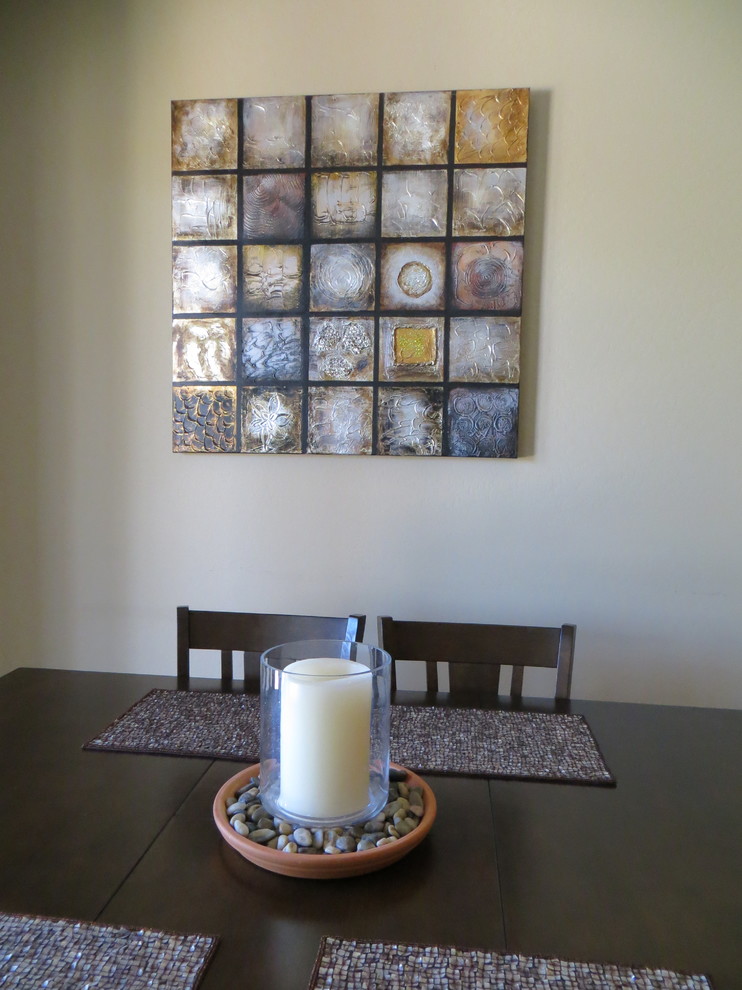 Foto de comedor de cocina contemporáneo de tamaño medio sin chimenea con paredes beige, suelo de baldosas de cerámica y suelo beige