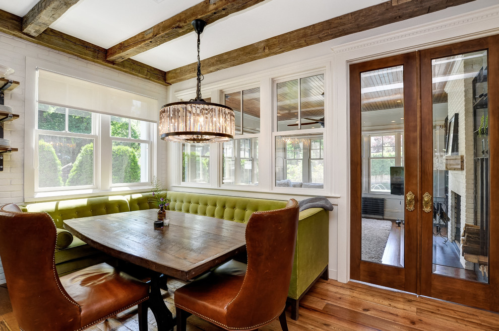 Ispirazione per una sala da pranzo tradizionale con pareti bianche, pavimento in legno massello medio e pavimento marrone