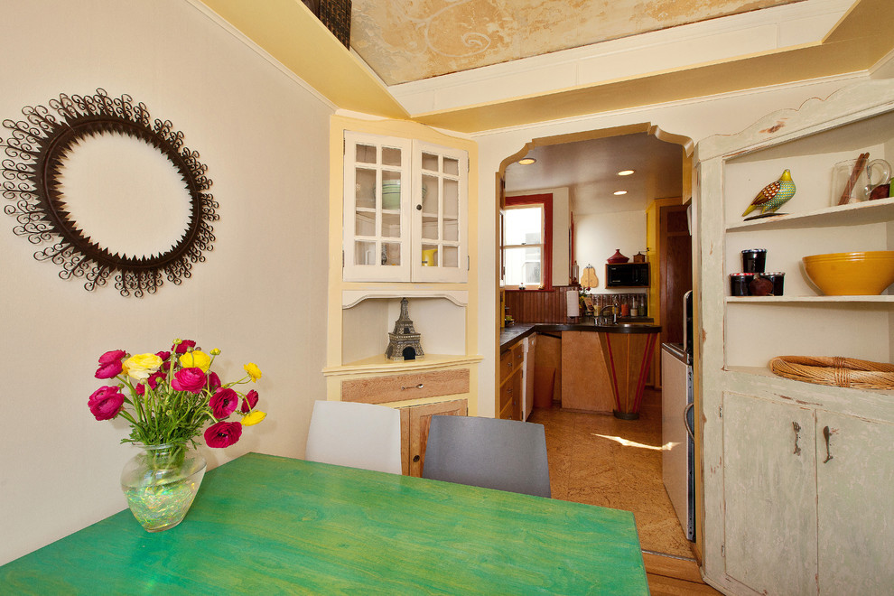 Esempio di una sala da pranzo stile rurale con pareti bianche e pavimento in legno massello medio
