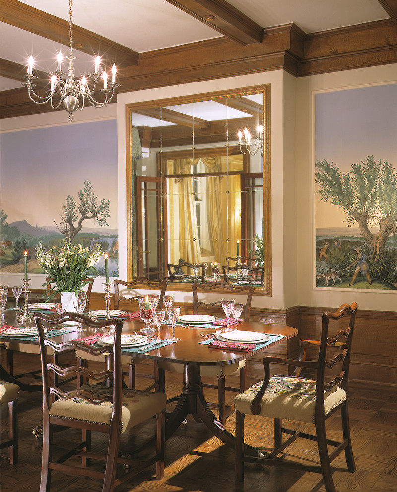 Foto di una grande sala da pranzo tradizionale chiusa con pareti beige, pavimento in legno massello medio, nessun camino e pavimento marrone