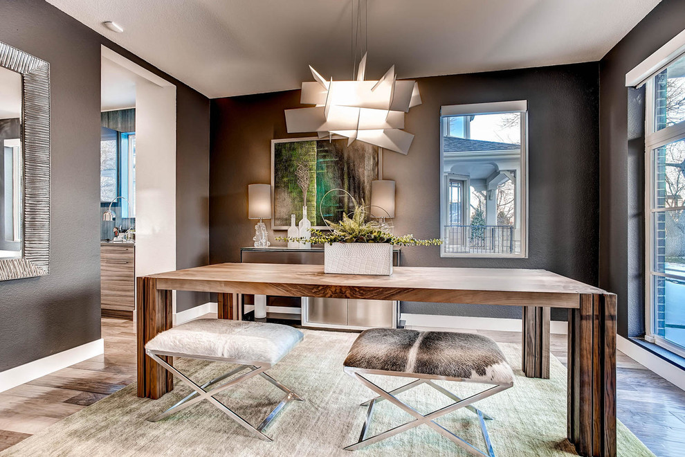 Modernes Esszimmer ohne Kamin mit grauer Wandfarbe und braunem Holzboden in Denver