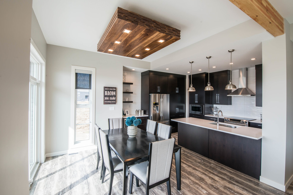 Mittelgroße Moderne Wohnküche ohne Kamin mit grauer Wandfarbe und Laminat in Calgary