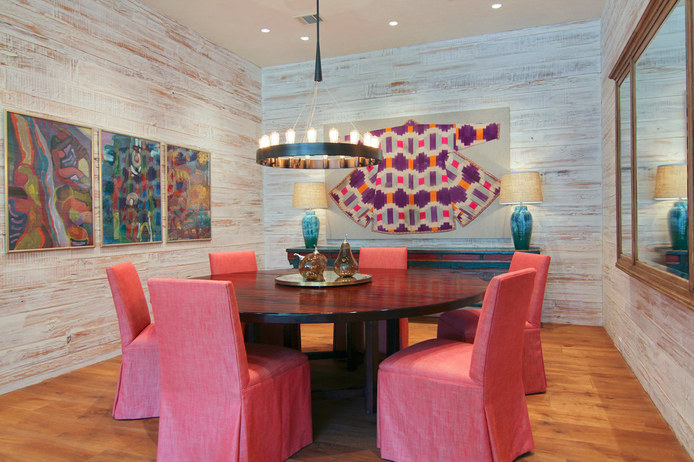 Modernes Esszimmer mit braunem Holzboden in Houston