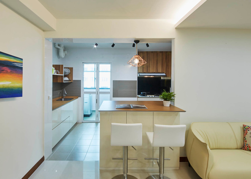 Inspiration pour une salle à manger ouverte sur la cuisine design de taille moyenne avec un mur blanc et un sol en carrelage de céramique.