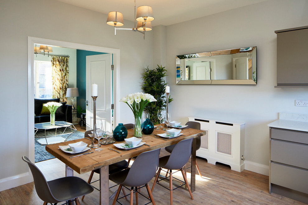 Ispirazione per una sala da pranzo aperta verso la cucina classica di medie dimensioni con pareti verdi