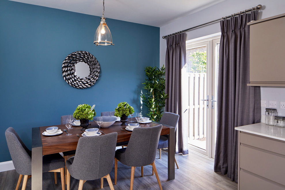 Immagine di una sala da pranzo aperta verso la cucina classica di medie dimensioni con pareti blu