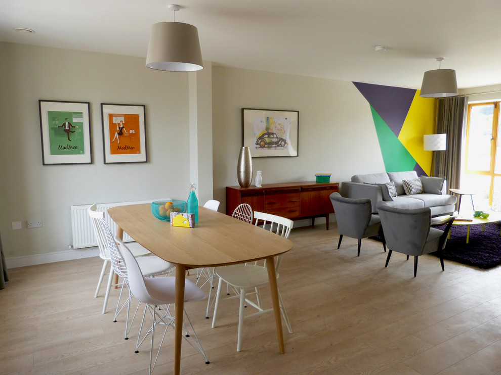 Esempio di una sala da pranzo aperta verso il soggiorno eclettica di medie dimensioni con pareti multicolore e parquet chiaro