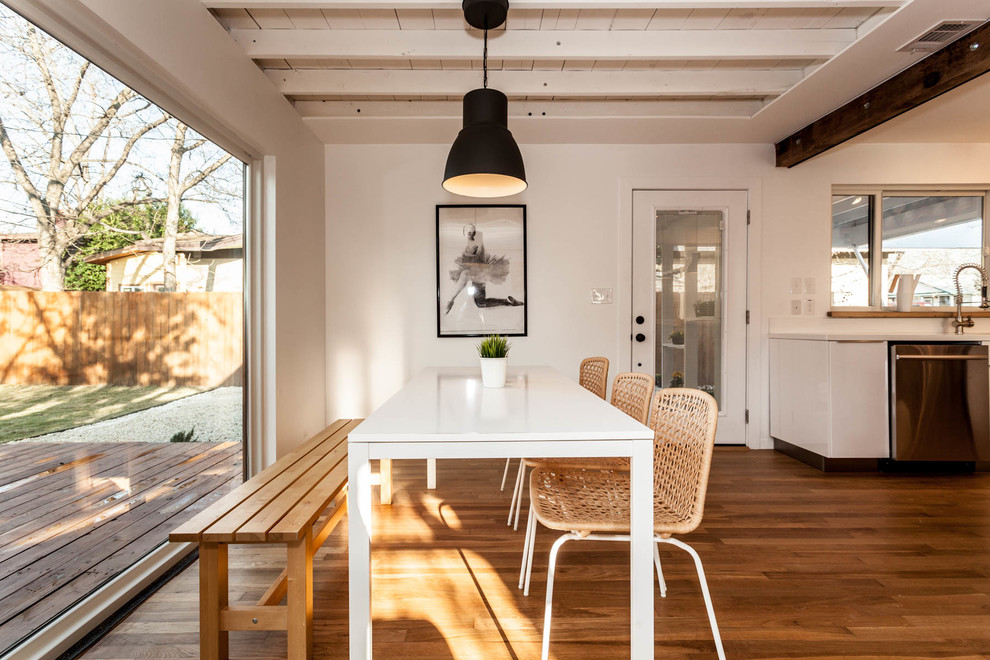 Große Eklektische Wohnküche mit weißer Wandfarbe und hellem Holzboden in Austin