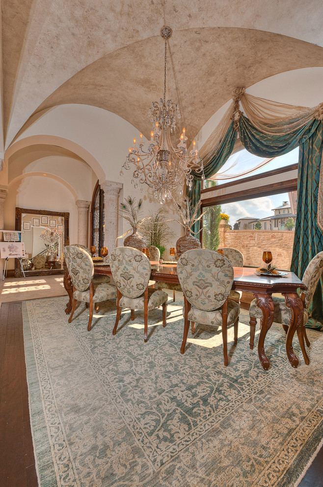 Cette image montre une salle à manger ouverte sur le salon méditerranéenne avec un mur beige.