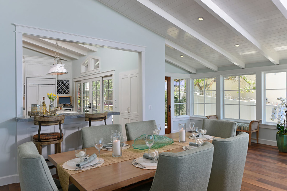 Foto di una sala da pranzo aperta verso la cucina stile marinaro con pareti blu e pavimento in legno massello medio
