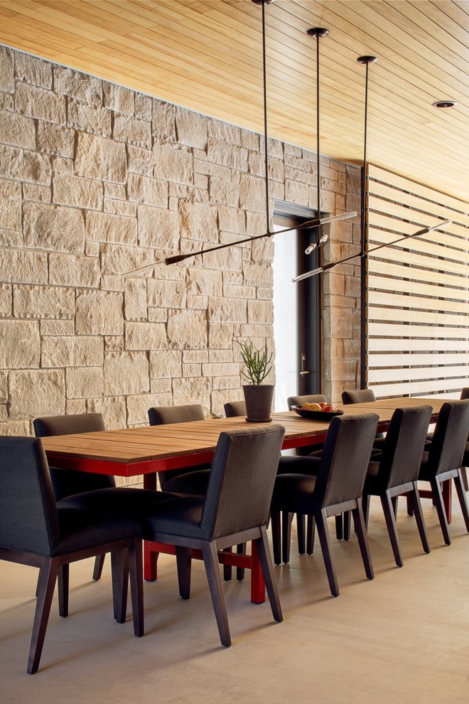 Idée de décoration pour une salle à manger ouverte sur le salon minimaliste de taille moyenne avec un mur gris et un sol en liège.