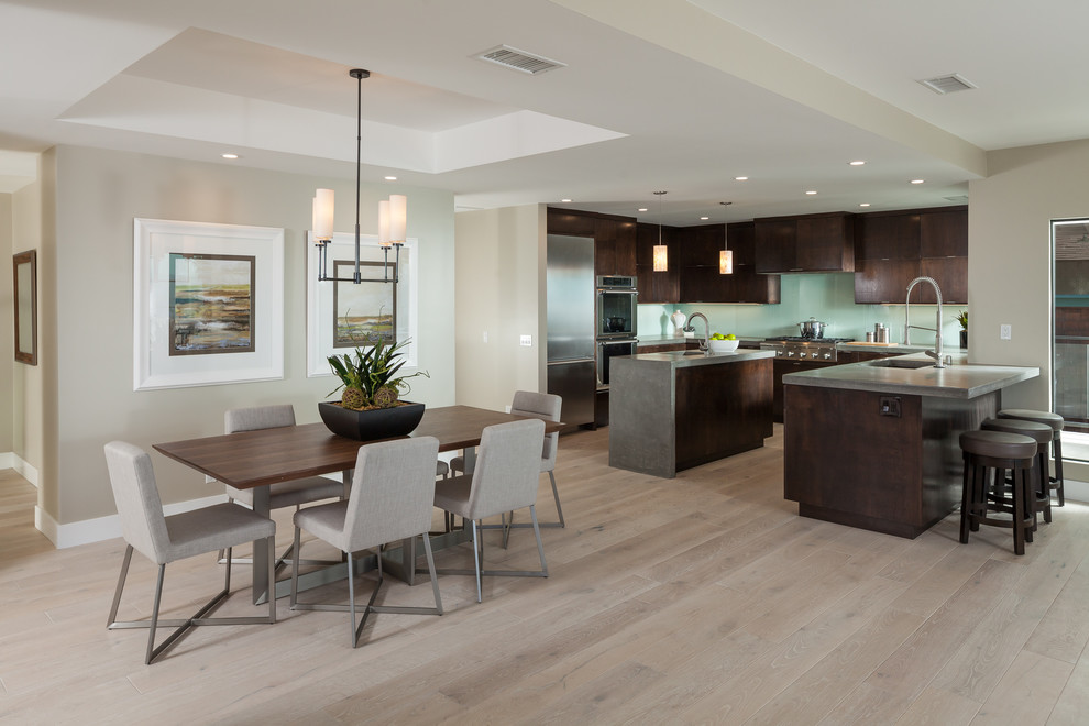 Mittelgroße Moderne Wohnküche ohne Kamin mit beiger Wandfarbe und Porzellan-Bodenfliesen in Orange County