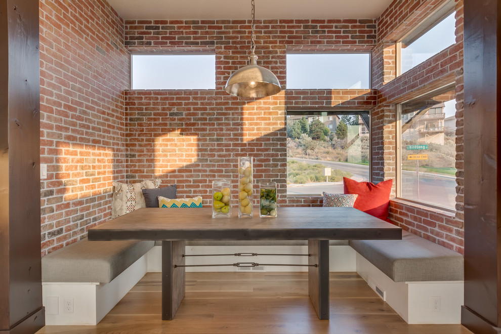 Immagine di una sala da pranzo aperta verso la cucina classica con pavimento in legno massello medio