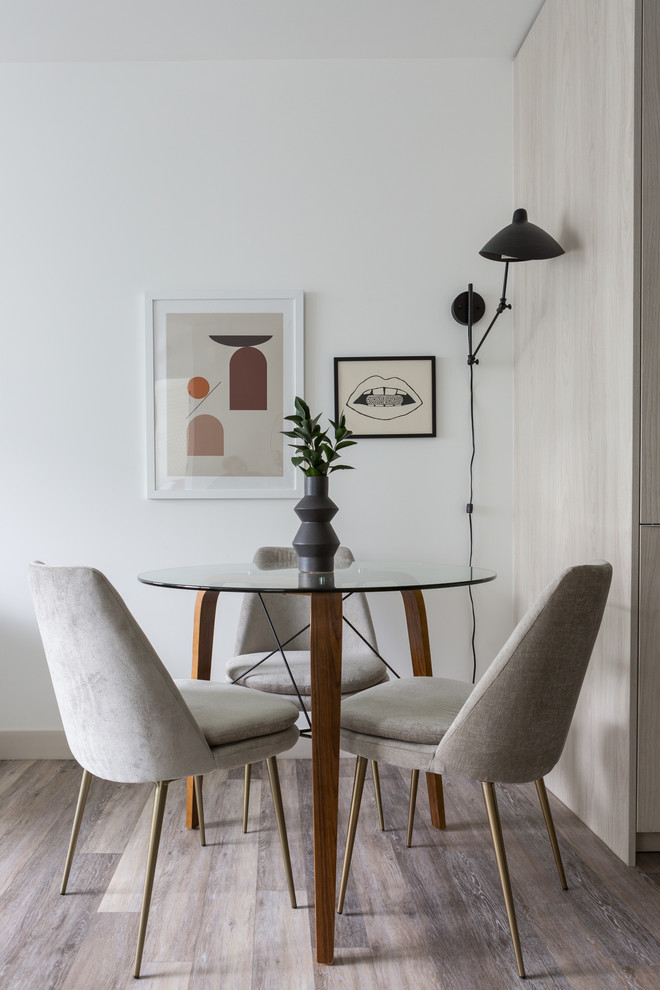 На фото: столовая в современном стиле с белыми стенами, паркетным полом среднего тона и коричневым полом с