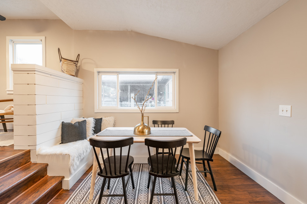Inspiration pour une petite salle à manger avec une banquette d'angle, un mur beige et un sol multicolore.