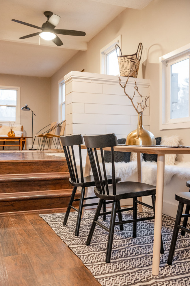 Aménagement d'une petite salle à manger avec une banquette d'angle, un mur beige et un sol multicolore.