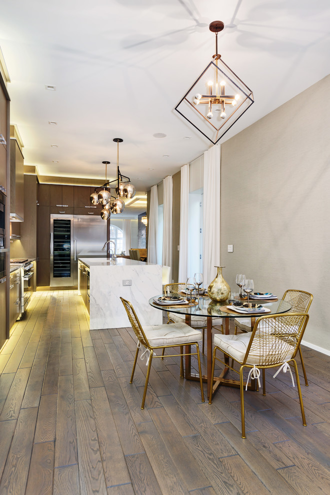 Cette photo montre une salle à manger ouverte sur la cuisine tendance avec un mur beige.
