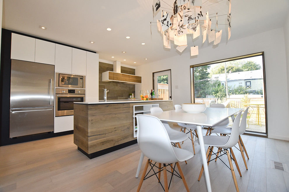 Стильный дизайн: кухня-столовая среднего размера в стиле модернизм с белыми стенами и светлым паркетным полом - последний тренд