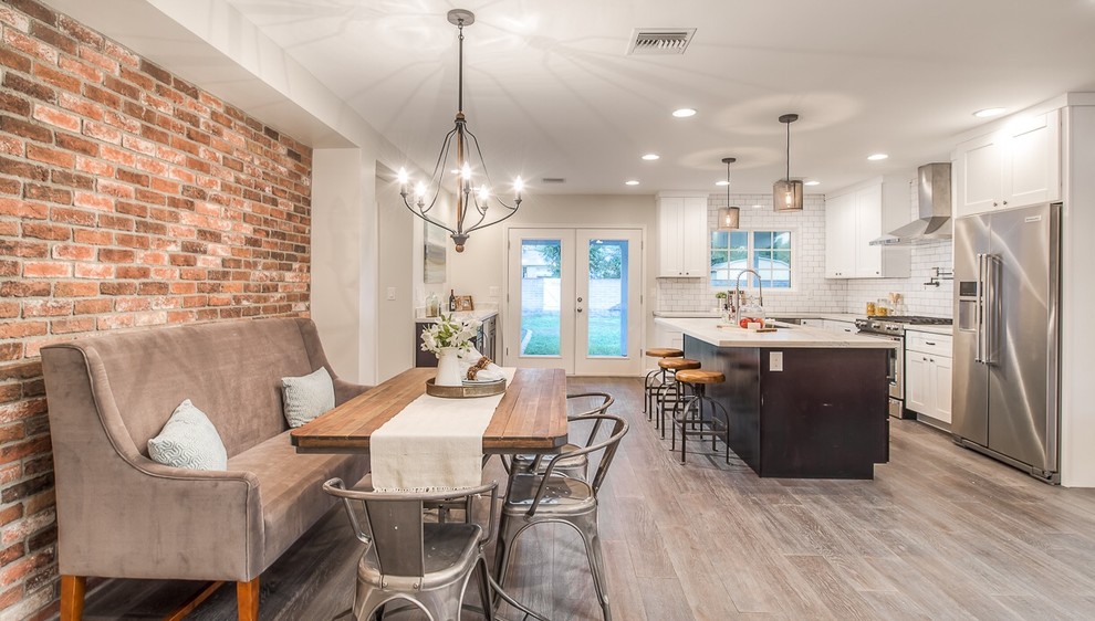 Mittelgroße Urige Wohnküche mit grauer Wandfarbe und hellem Holzboden in Phoenix