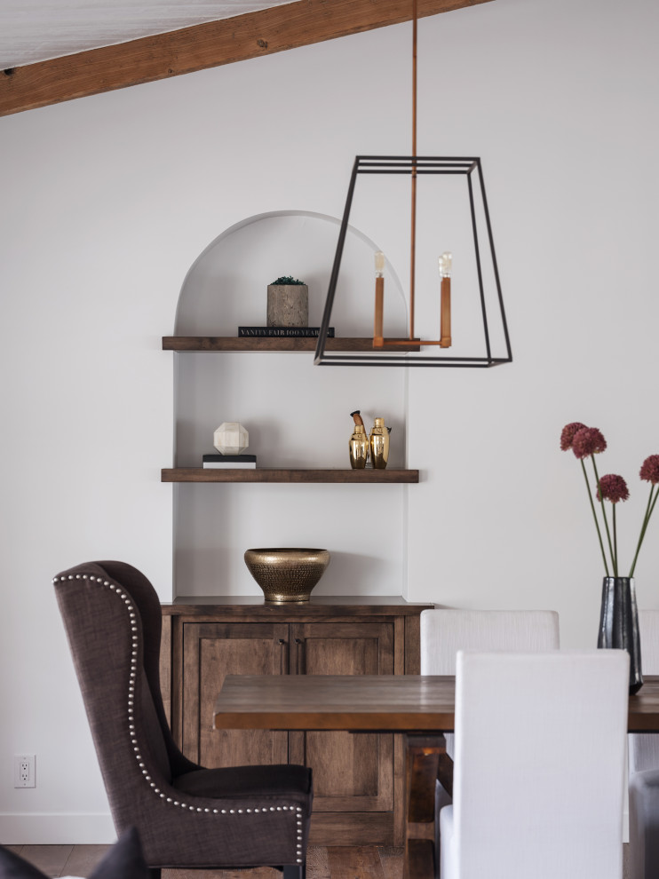 Источник вдохновения для домашнего уюта: столовая в стиле кантри с балками на потолке