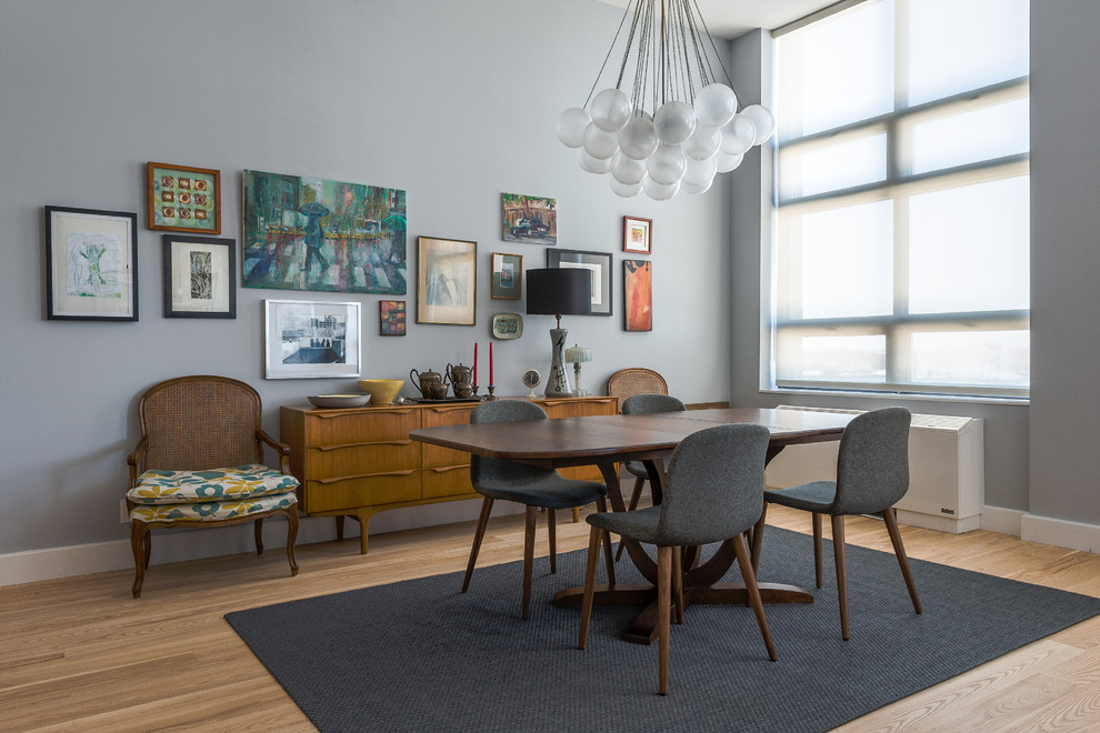 Modernes Esszimmer mit grauer Wandfarbe und hellem Holzboden in New York