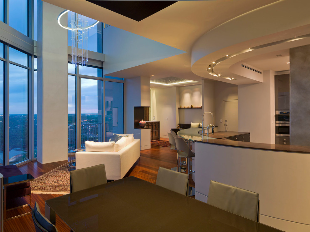 Offenes, Kleines Modernes Esszimmer ohne Kamin mit weißer Wandfarbe und braunem Holzboden in Austin