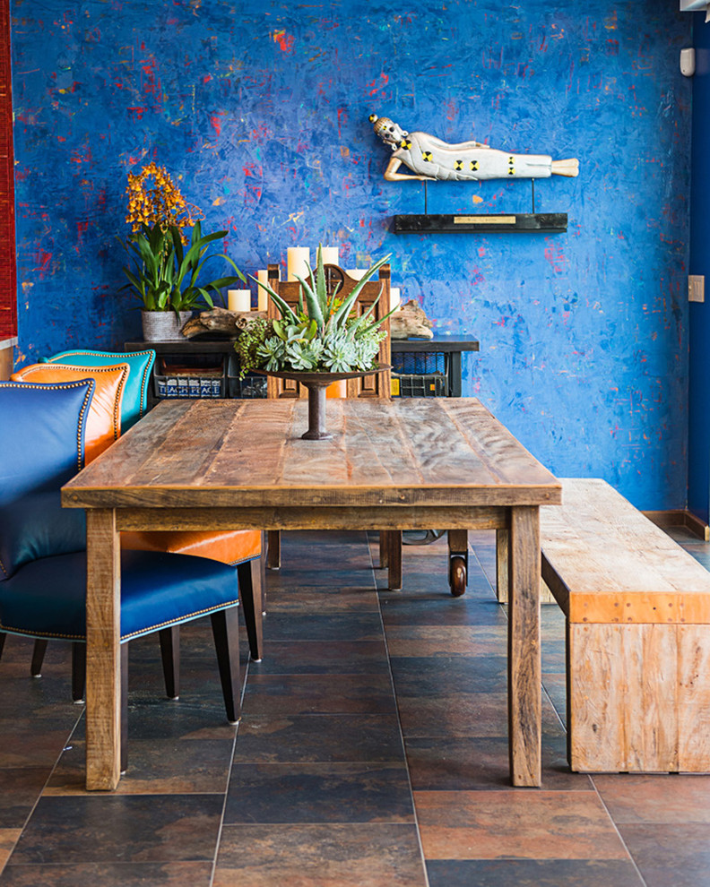 Cette image montre une salle à manger bohème avec aucune cheminée et un mur bleu.