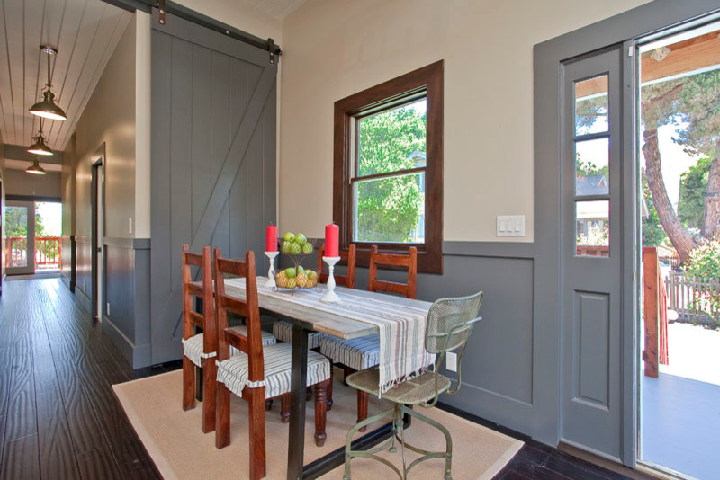 Imagen de comedor de estilo americano grande abierto sin chimenea con paredes azules, suelo de madera oscura y suelo marrón