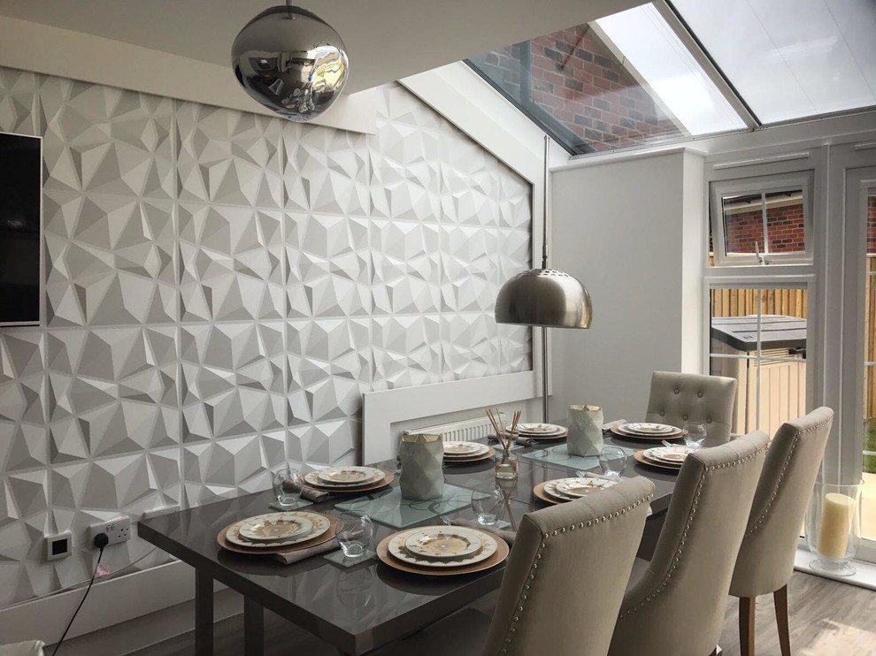 Modernes Esszimmer mit weißer Wandfarbe, hellem Holzboden und beigem Boden in Buckinghamshire