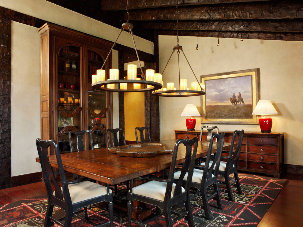Idee per una sala da pranzo rustica con pareti beige e parquet scuro