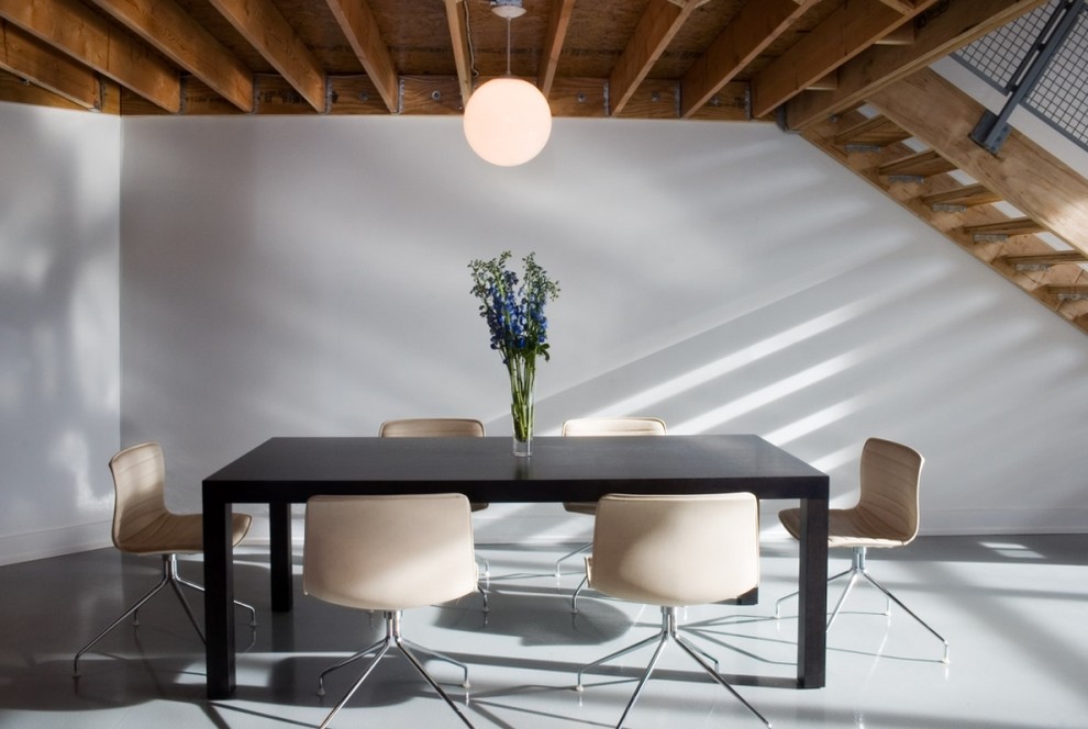Ispirazione per una sala da pranzo moderna con pavimento in linoleum