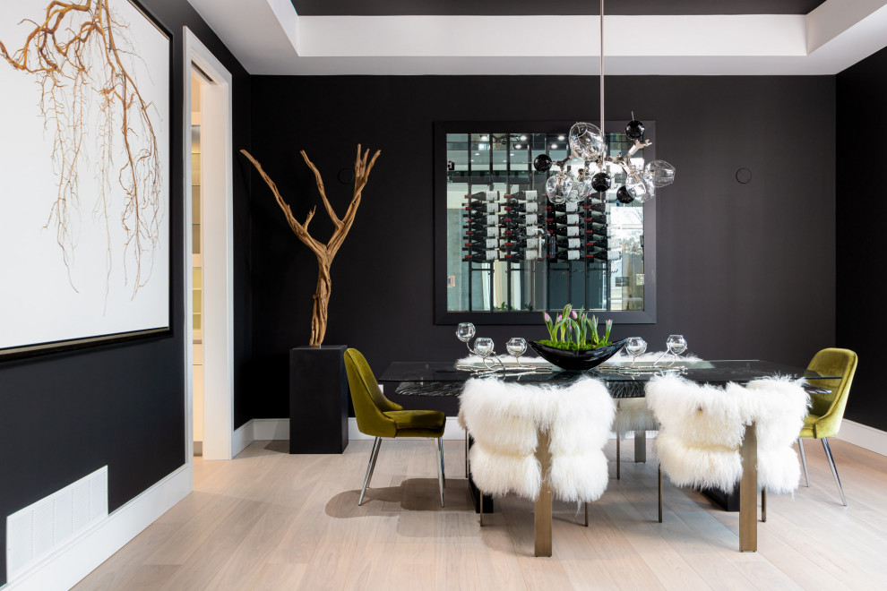 Inspiration pour une salle à manger design avec un mur noir, parquet clair, un sol beige et un plafond décaissé.