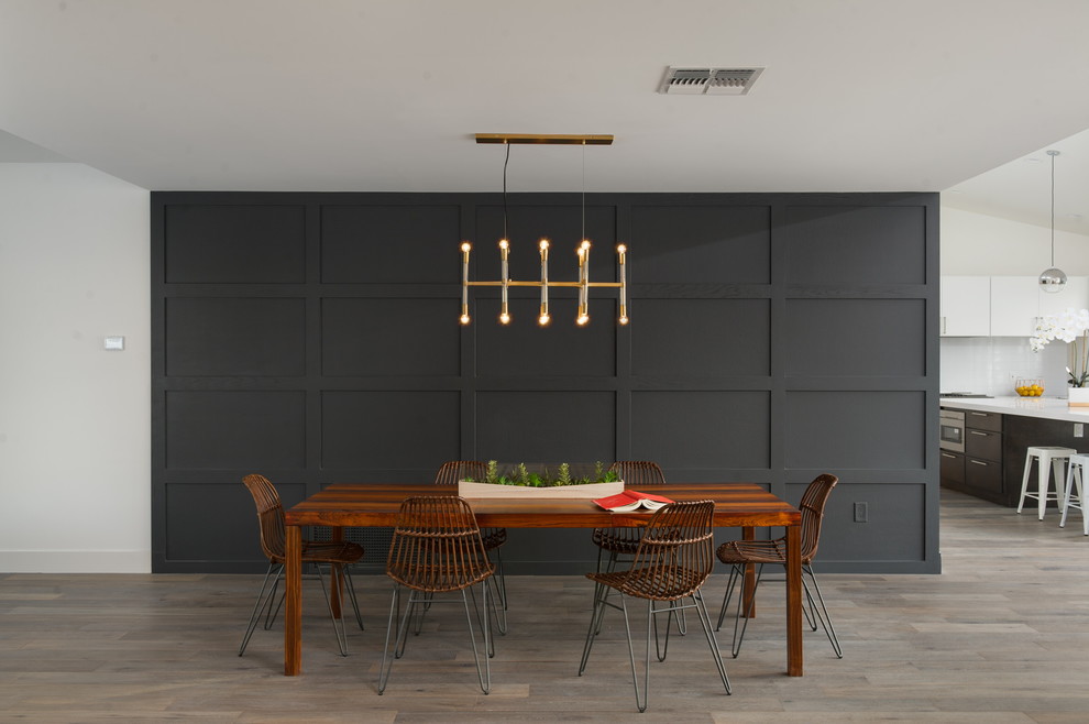 Idée de décoration pour une salle à manger design avec un mur gris et un sol en bois brun.
