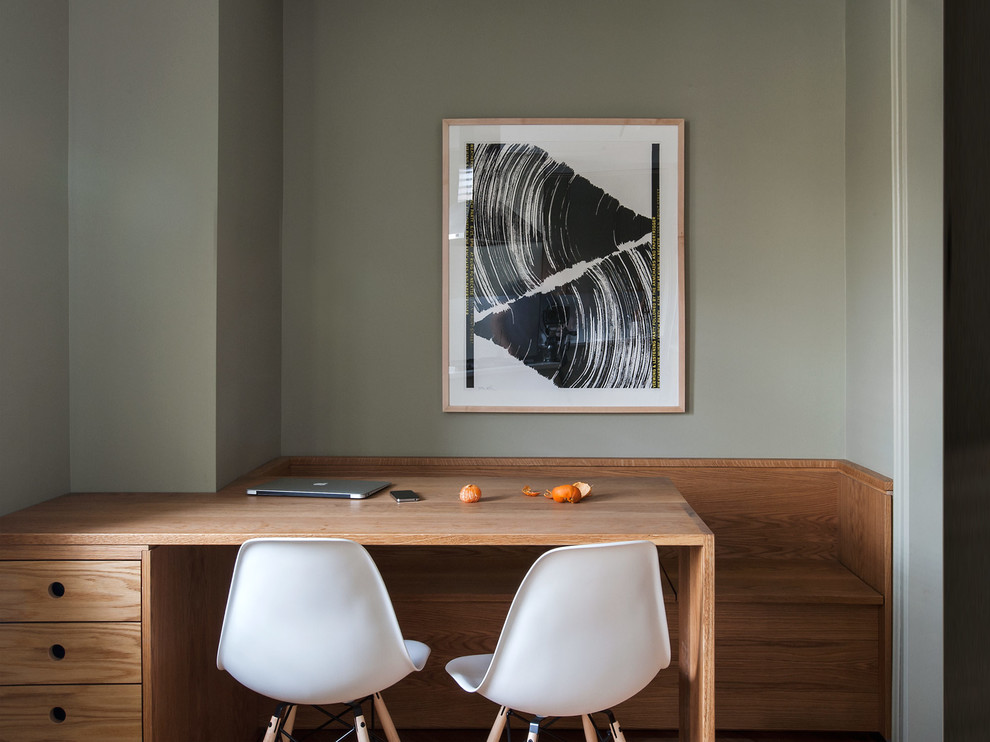 Immagine di una sala da pranzo minimalista con pareti grigie