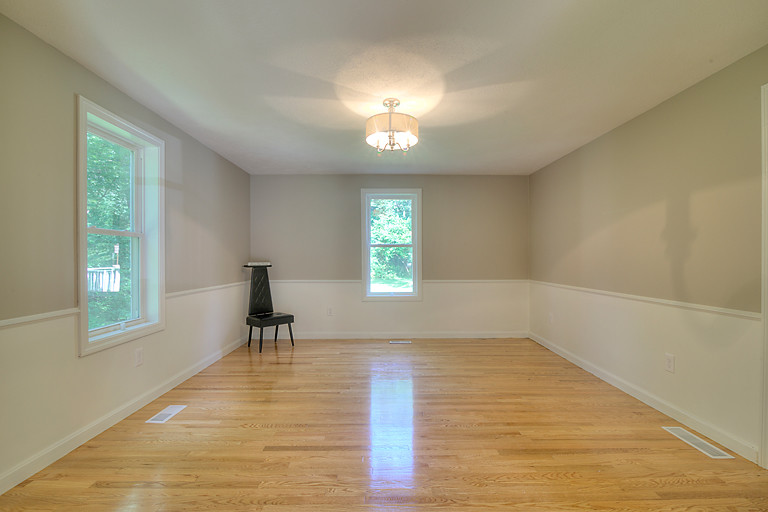 Источник вдохновения для домашнего уюта: отдельная столовая среднего размера в классическом стиле с серыми стенами и светлым паркетным полом