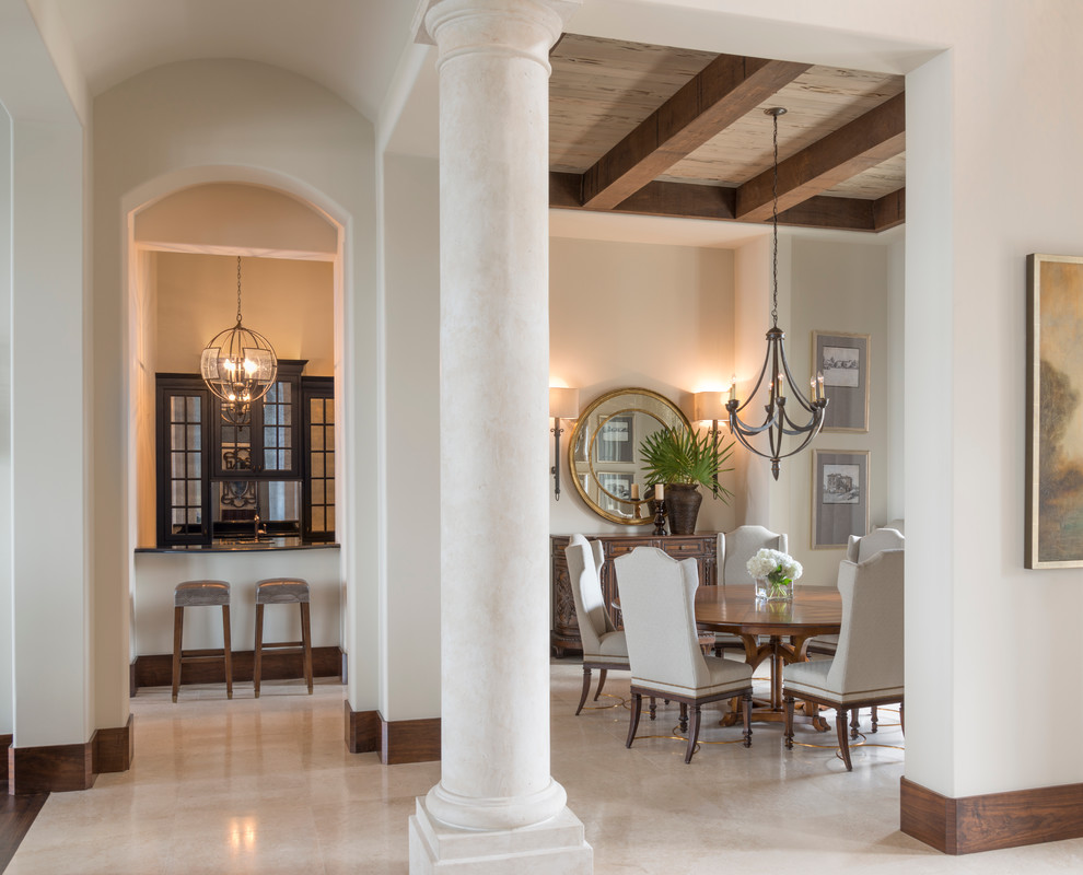 Свежая идея для дизайна: огромная гостиная-столовая в средиземноморском стиле с белыми стенами и полом из известняка без камина - отличное фото интерьера