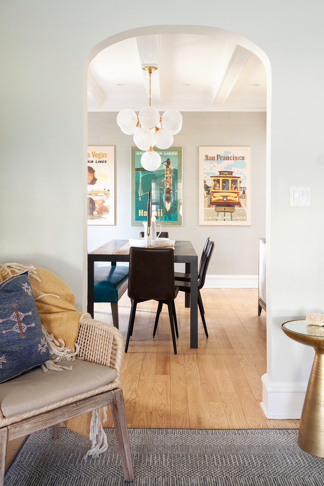 Inspiration pour une salle à manger traditionnelle fermée avec parquet clair, un mur gris et un sol marron.