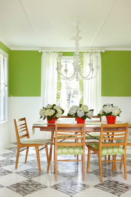 Стильный дизайн: маленькая отдельная столовая в морском стиле с зелеными стенами и деревянным полом без камина для на участке и в саду - последний тренд