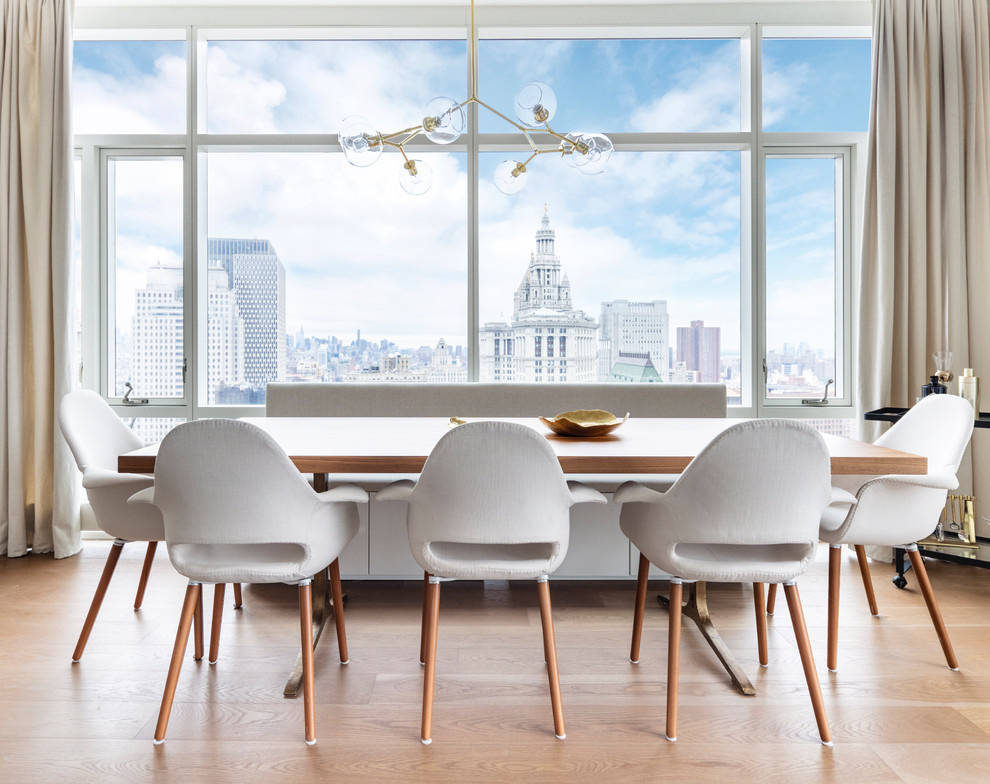 Esempio di una sala da pranzo minimal con parquet chiaro e pavimento beige